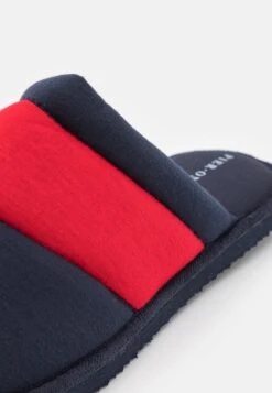 Pier One Unisex - Pantoffels - Dark Blue/Red 11 Pier One Unisex - Pantoffels - Dark Blue/Red -Herenkleding 3873ff5ffc164a00938853720f513c10
