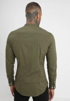 Pier One Muscle Fit Stand- Overhemd - Oliv -Herenkleding 6203a98ce2074a57aa2427fe331f99cb