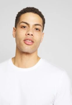 Pier One 3 Pack - T-Shirt Basic - White/Dark Blue/Red -Herenkleding bb58520a3fdd4addbd204975d9a479ed