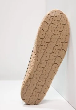 Pier One Espadrilles - Grey 10 Pier One Espadrilles - Grey -Herenkleding bd07e57455dd4f73a673b9ee028740f1