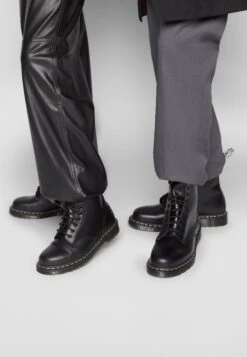 Dr. Martens 1460Boot - Veterboots - Black/White -Herenkleding c91cd86114b04c94a9da0b3910d0bd2b